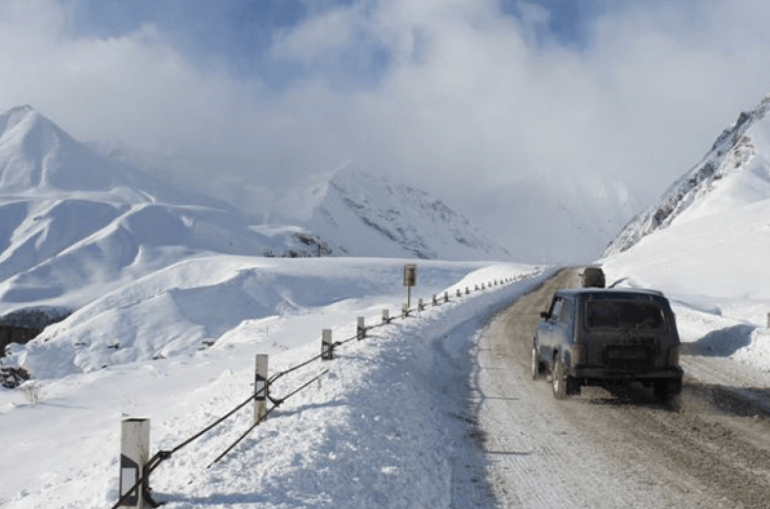 Վարդենյաց լեռնանցքում ձյուն է տեղում, այն դժվարանցանելի է կցորդիչով բեռնատարների համար
